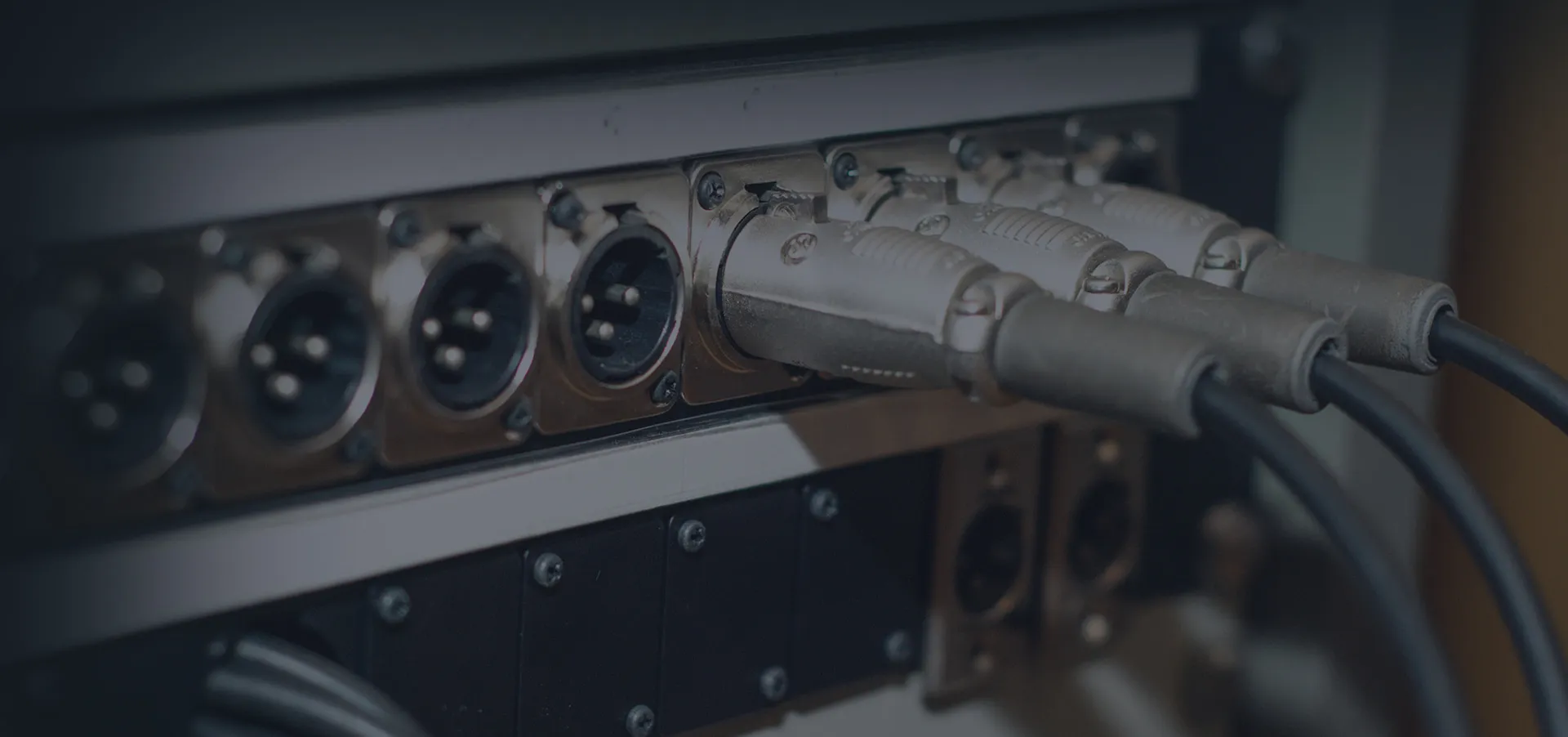 射频、电气和光纤连接器